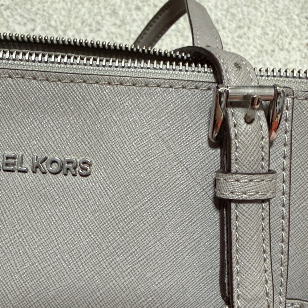 Michael Kors Jet Set Charlotte Saffiano Leather Zip-Top Tote in Grey - Picture 13 of 16